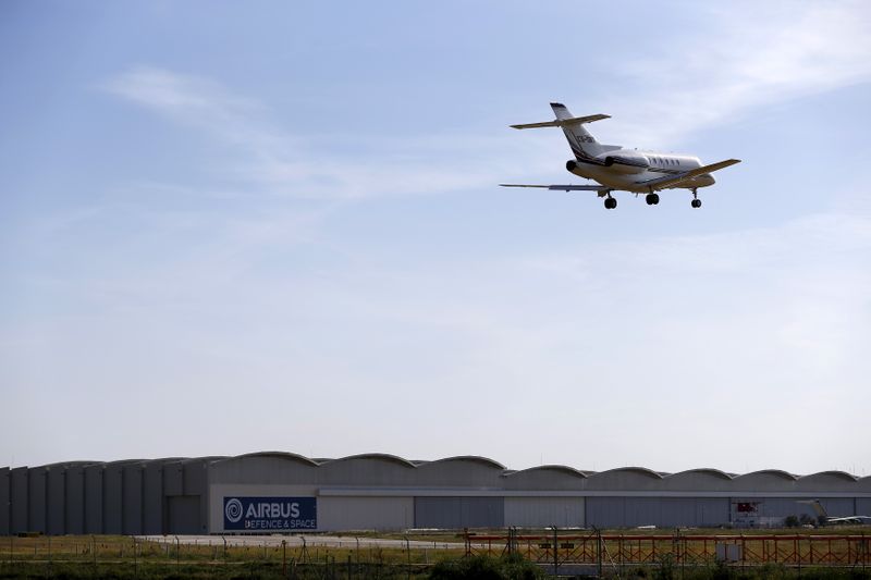 © Reuters. FOTO DE ARCHIVO. Imagen referencial de un avión preparándose para aterrizar junto a la planta de montaje de Airbus Defence and Space en Sevilla, Andalucía, España. 10 de mayo de 2015. REUTERS/Marcelo del Pozo