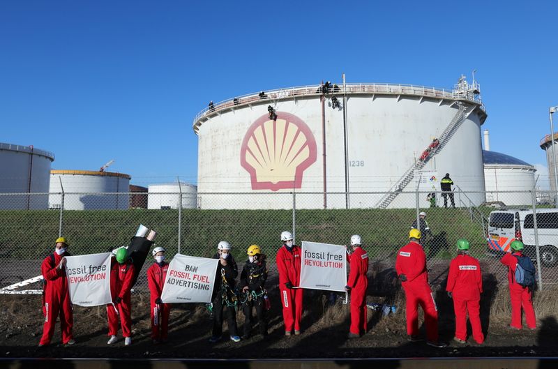 © Reuters. Des dizaines de militants de Greenpeace ont bloqué lundi la circulation autour de la raffinerie Pernis du groupe Shell à Rotterdam, /Photo prise le 4 octobre 2021/REUTERS/Eva Plevier