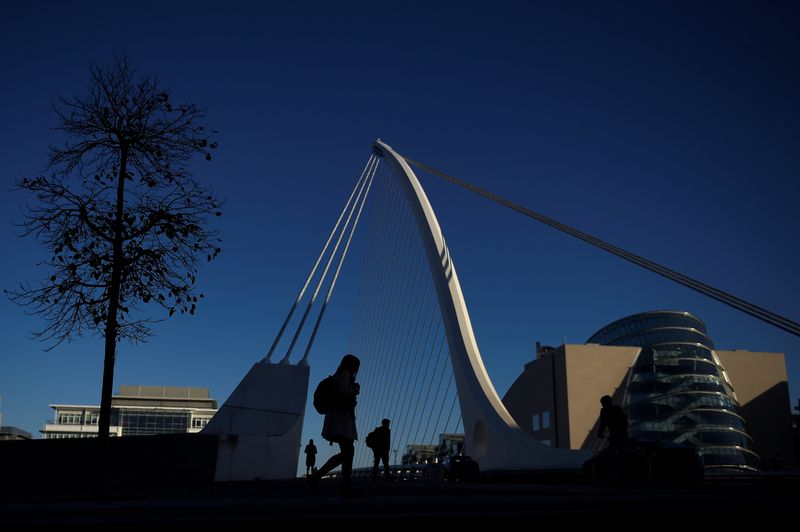 &copy; Reuters. FILE PHOTO: Commuters walk into work in the morning in the financial district of Dublin, Ireland October 18, 2018. REUTERS/Clodagh Kilcoyne