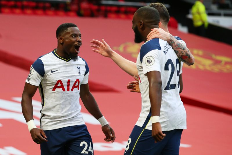 &copy; Reuters. FOTO DE ARCHIVO: El futbolista Serge Aurier celebra con sus compañeros tras marcar un gol durante el encuentro de liga del Tottehngam Hotspur y el Manchester United disputado en el estadio Old Trafford de Manchester, Reino Unido, el 4 de octubre de 2020.