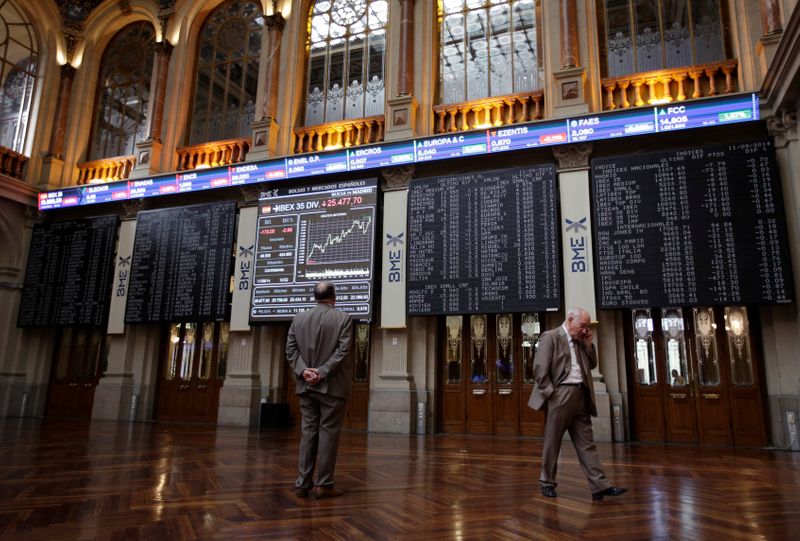 &copy; Reuters. FOTO DE ARCHIVO: Paneles electrónicos con datos de cotización en el interior de la Bolsa de Madrid
