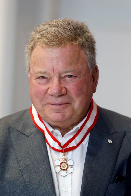 &copy; Reuters. Foto de archivo del actor William Shatner posando tras recibir una condecoración del gobierno de Canadá en Ottawa, Ontario
Nov 21, 2019. REUTERS/Blair Gable