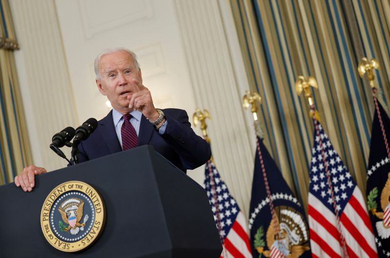 © Reuters. O presidente dos EUA, Joe Biden, faz comentários sobre o teto da dívida dos EUA no State Dining Room da Casa Branca em Washington, EUA, 04/10/2021 REUTERS/Jonathan Ernst