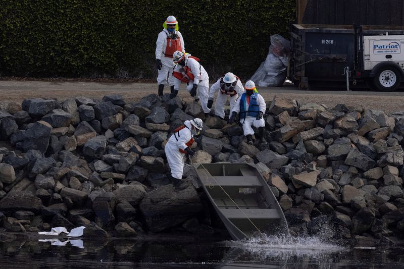 © Reuters. Clean-up crews work to mitigate the damage in an ecological estuary after a major oil spill off the off the coast of California came ashore in Huntington Beach, California, U.S. October 4, 2021. REUTERS/Mike Blake