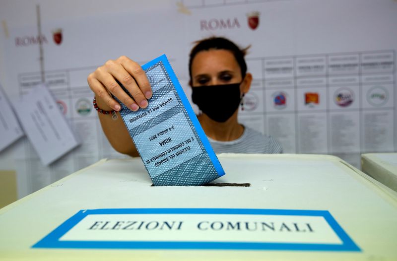 &copy; Reuters. Eleitor deposita seu voto em eleições municipais na Itália
03/10/2021
REUTERS/Remo Casilli