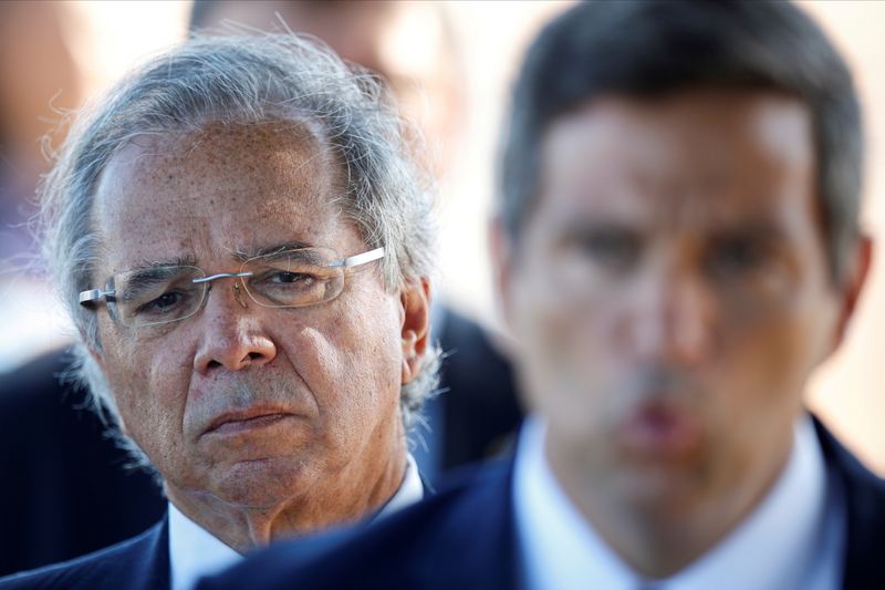 &copy; Reuters. Ministro da Economia, Paulo Guedes, e presidente do BC, Roberto Campos Neto
27/04/2020
REUTERS/Ueslei Marcelino/File Photo