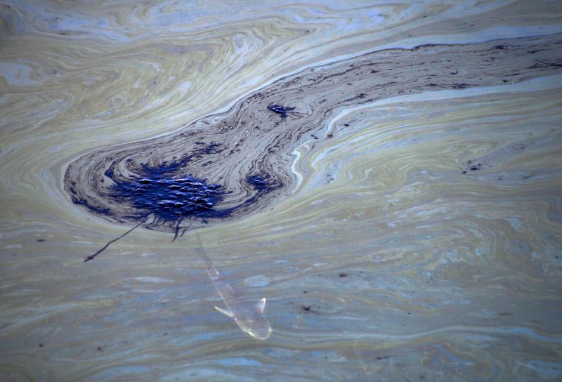 &copy; Reuters. Mancha de petróleo em canal de Huntington Beach, na Califórnia, após vazamento
03/10/2021
REUTERS/Gene Blevins