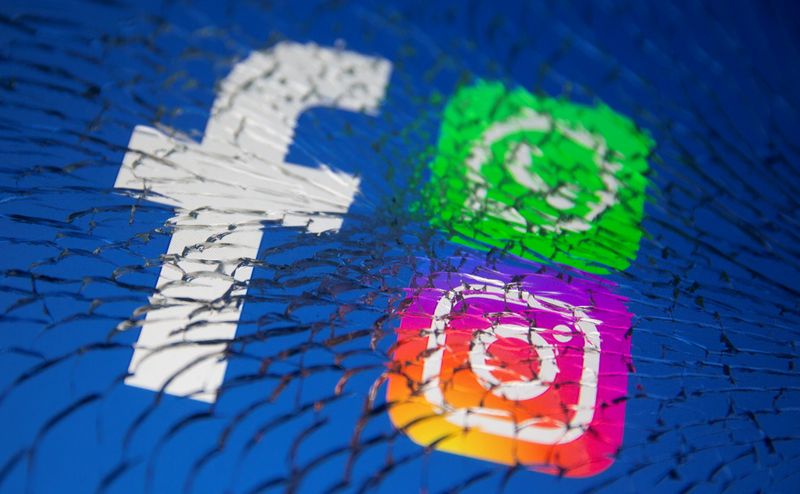 © Reuters. Facebook, Whatsapp and Instagram logos are displayed through broken glass in this illustration taken October 4, 2021. REUTERS/Dado Ruvic/Illustration