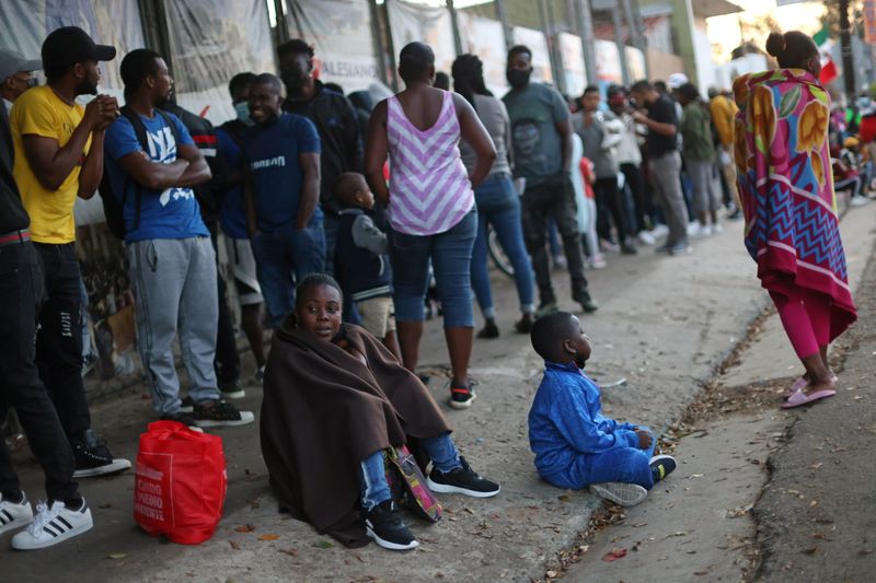 &copy; Reuters. Imagen de archivo referencial de migrantes de Haití haciendo fila para regularizar su situación afuera de la Comisión Mexicana de Ayuda a Refugiados (COMAR), luego de que miles de haitianos fueron detenidos, deportados o expulsados desde un campamento 