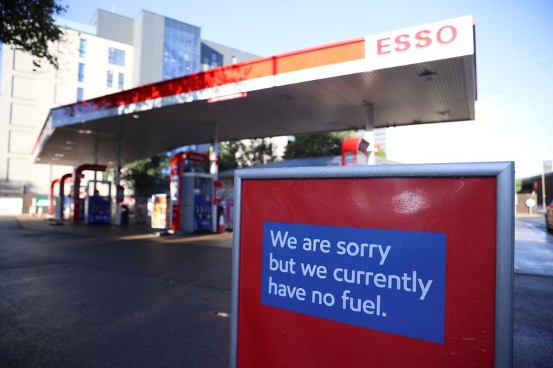 &copy; Reuters. FILE PHOTO: A sign informing customers that fuel has run out is pictured at a Esso fuel station in London, Britain, October 4, 2021. REUTERS/Hannah McKay/File Photo