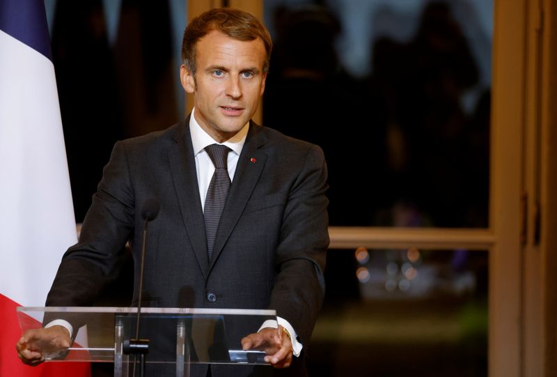 &copy; Reuters. Le président français Emmanuel Macron a prôné dans un entretien diffusé mardi un apaisement dans les relations entre Paris et Alger, alors que les derniers jours ont été marqués par un ravivement des tensions diplomatiques croissantes entre la Fra