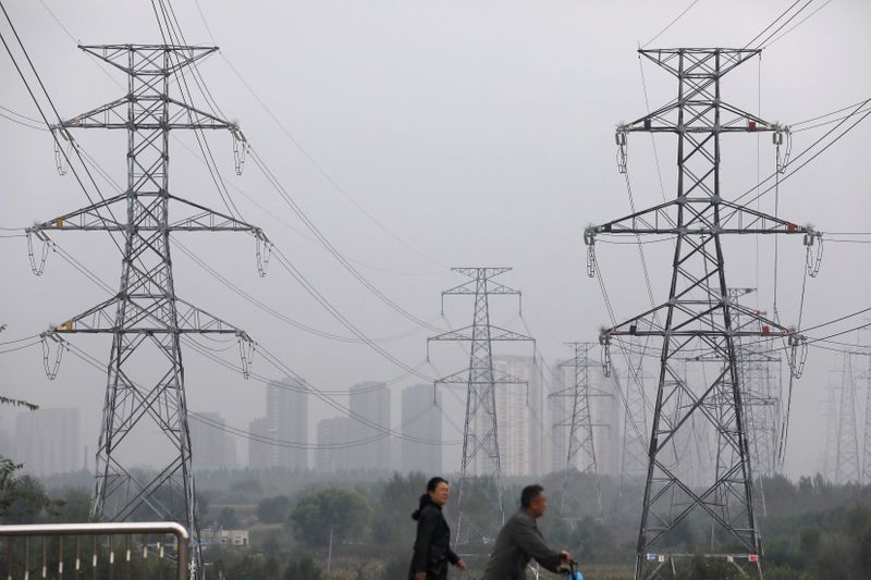 &copy; Reuters.     中国銀行保険監督管理委員会（ＣＢＩＲＣ）は５日、冬季の暖房に支障が出ないよう、政策銀行などの貸し手は石炭や発電セクターの資金調達ニーズを満たすべきとの方針を示した。写