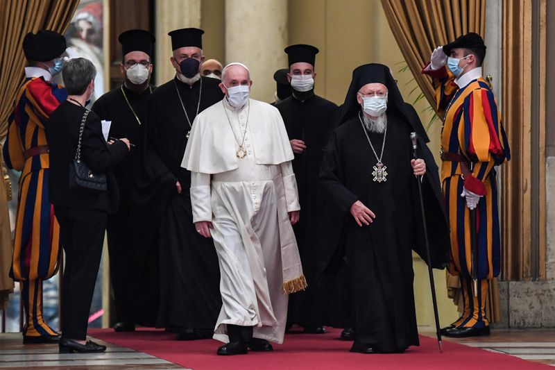 &copy; Reuters.     ローマ教皇フランシスコ（写真中央）と他の宗教指導者らが４日、１１月にかけて英グラスゴーで開催される国連気候変動枠組み条約第２６回締約国会議（ＣＯＰ２６）に向けて共同ア