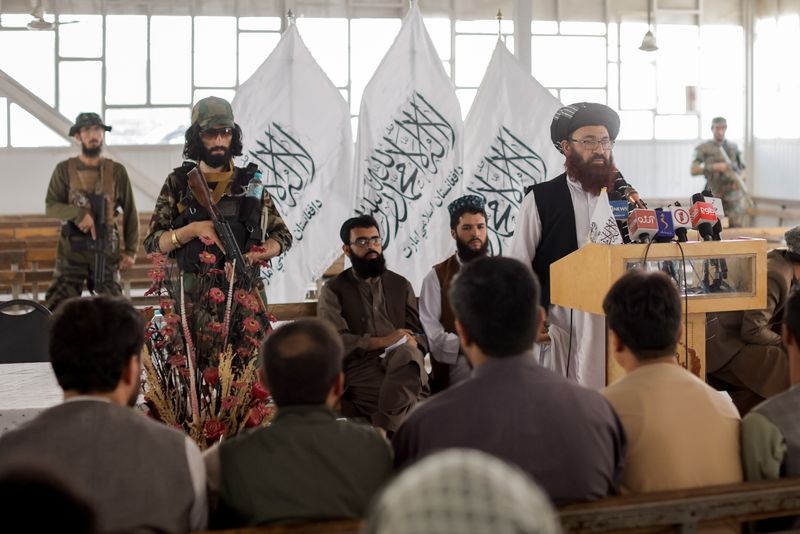 &copy; Reuters. Afghanistan Taliban officials attend a news conference where they announced they will start issuing passports to its citizens again following months of delays that hampered attempts by those trying to flee the country after the Taliban seized control, in 