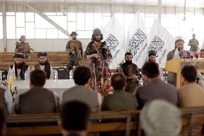 &copy; Reuters. مسؤولو طالبان الأفغانية قبل بدء المؤتمر الصحفي الذي أعلنوا فيه عودة إصدار جوازات السفر بعد تأجيلات استمرت شهورا في كابول يوم الثلاثاء. تصوي
