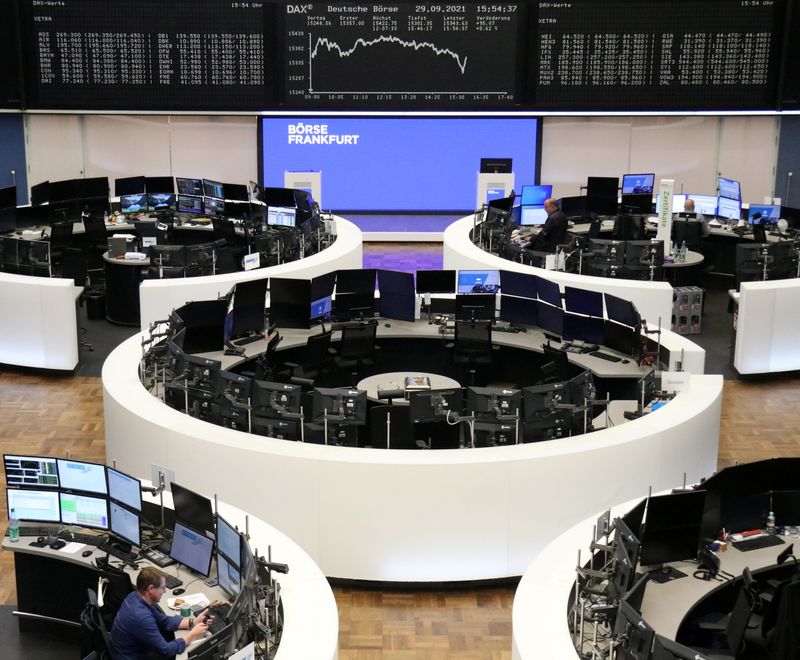 © Reuters. The German share price index DAX graph is pictured at the stock exchange in Frankfurt, Germany, September 29, 2021. REUTERS/Staff