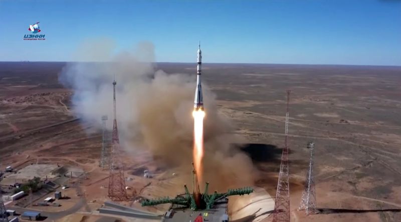 &copy; Reuters. صورة من مقطع مصور لانطلاق المركبة الفضائية سويوز إم.إس-19 وعلى متنها طاقم الفيلم من قاعدة في قازاخستان يوم الثلاثاء. صورة لرويترز من وكالة ال