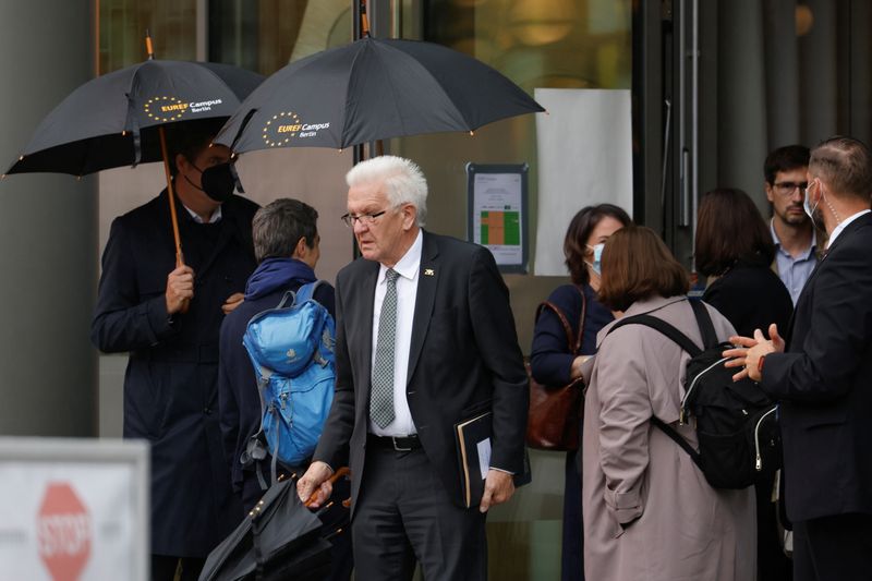 &copy; Reuters. Winfried Kretschmann (The Greens), Minister President of Baden-Wuerttemberg, arrives to attend exploratory talks between the CDU, the CSU and the Greens for a possible new government coalition in Berlin, Germany, October 5, 2021. REUTERS/Michele Tantussi