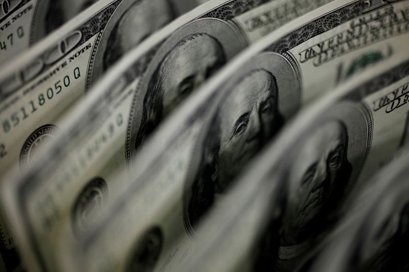 &copy; Reuters. Una ilustración fotográfica muestra billetes de 100 dólares estadounidenses, Tokio