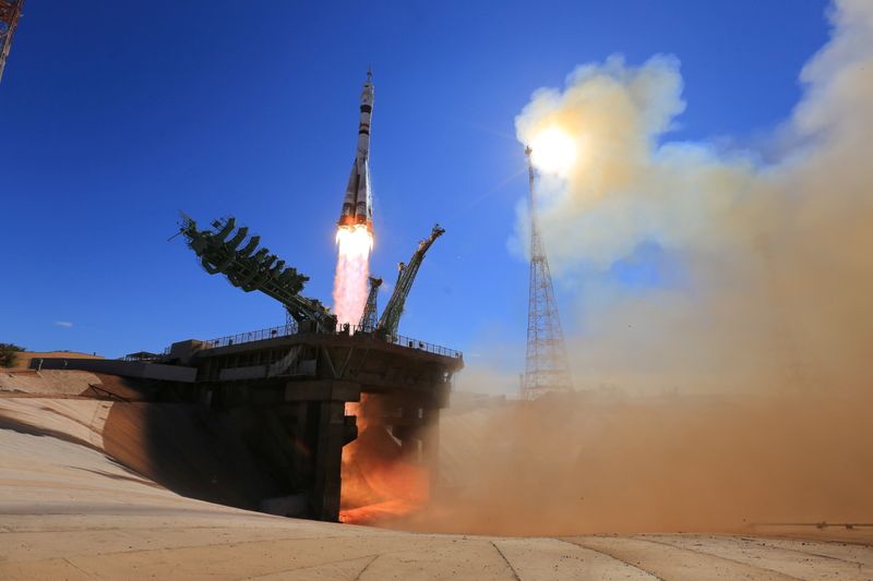 © Reuters. The Soyuz MS-19 spacecraft carrying the crew, formed of Russian cosmonaut Anton Shkaplerov, film director Klim Shipenko and actress Yulia Peresild, blasts off to the International Space Station (ISS) from the launchpad at the Baikonur Cosmodrome, Kazakhstan October 5, 2021. Roscosmos/Handout via REUTERS 