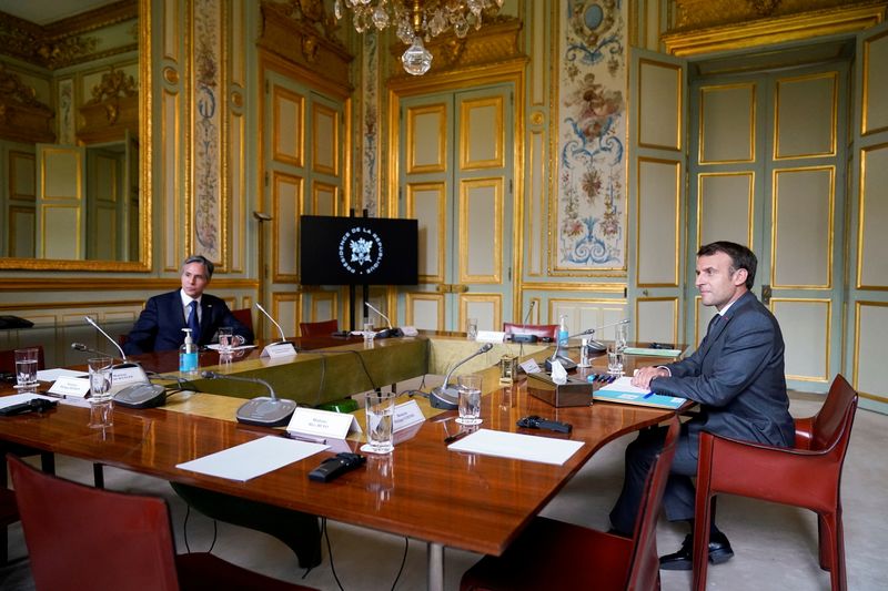 &copy; Reuters. الرئيس الفرنسي إيمانويل ماكرون في لقاء مع وزير الخارجية الأمريكي أنتوني بلينكن في قصر الإليزيه في باريس يوم 25 يونيو حزيران 2021. صورة لرويترز 