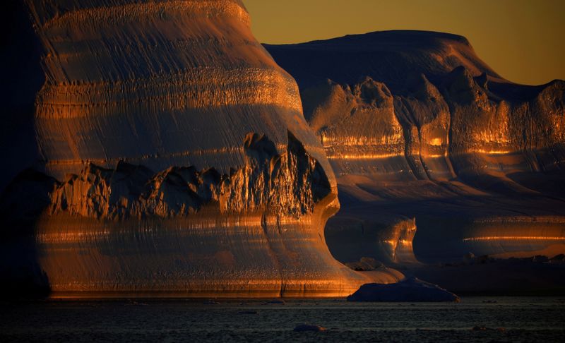&copy; Reuters. FILE PHOTO: Icebergs are seen at the at the mouth of the Jakobshavns ice fjord during sunset near Ilulissat, Greenland, September 16, 2021. REUTERS/Hannibal Hanschke/File Photo