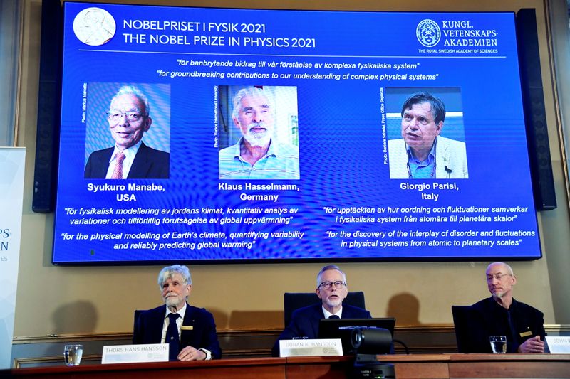 &copy; Reuters. L'annuncio dei tre vincitori del Premio Nobel 2021 per la Fisica a Stoccolma. Pontus Lundahl/TT News Agency via REUTERS      