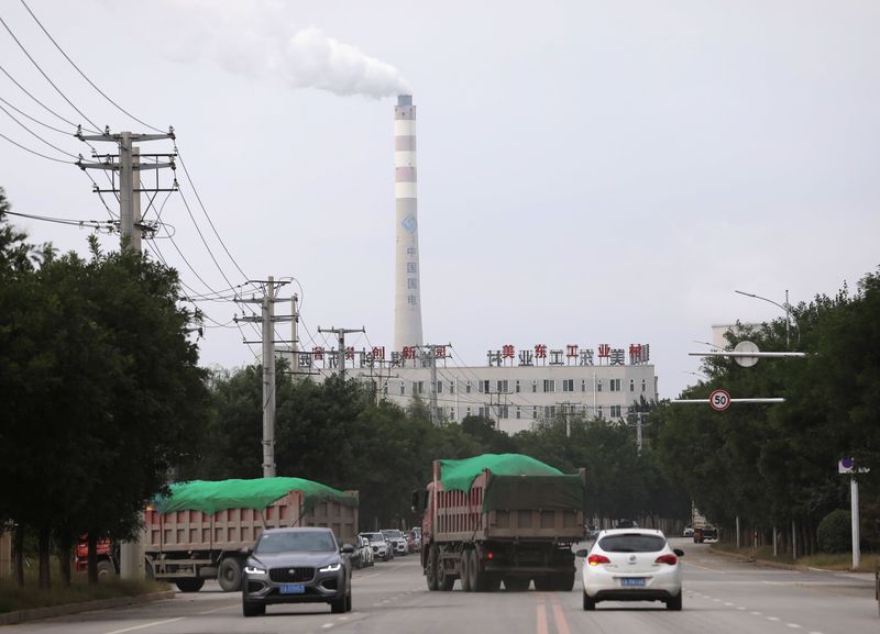 &copy; Reuters. FOTO DE ARCHIVO: Una chimenea de una central eléctrica de carbón de China Energy en Shenyang, provincia de Liaoning, China, el 29 de septiembre, 2021. REUTERS/Tingshu Wang