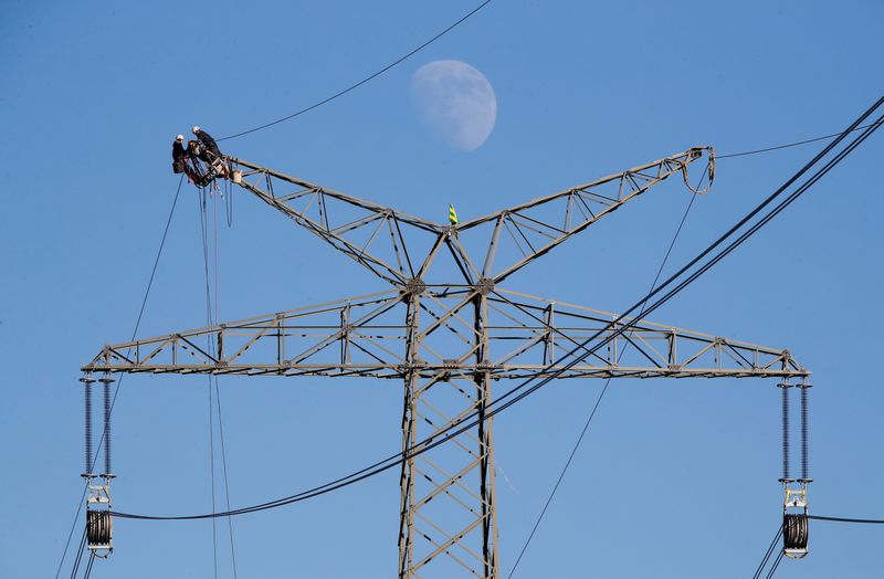 &copy; Reuters. Una torre elettrica presso una centrale RWE a Neurath, vicino Rommerskirchen, ad ovest di Colonia, in Germania.    REUTERS/Wolfgang Rattay