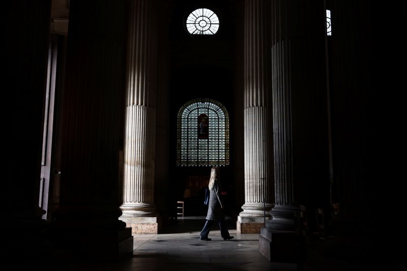 © Reuters. Mulher caminha em igreja de Paris
04/10/2021 REUTERS/Sarah Meyssonnier