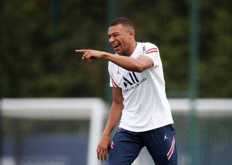 &copy; Reuters. Fútbol - Entrenamiento del París St Germain - Centro de Entrenamiento Ooredoo, Saint-Germain-En-Laye, Francia - 10 de septiembre de 2021. Kylian Mbappé del París St Germain durante un entrenamiento. REUTERS/Benoit Tessier