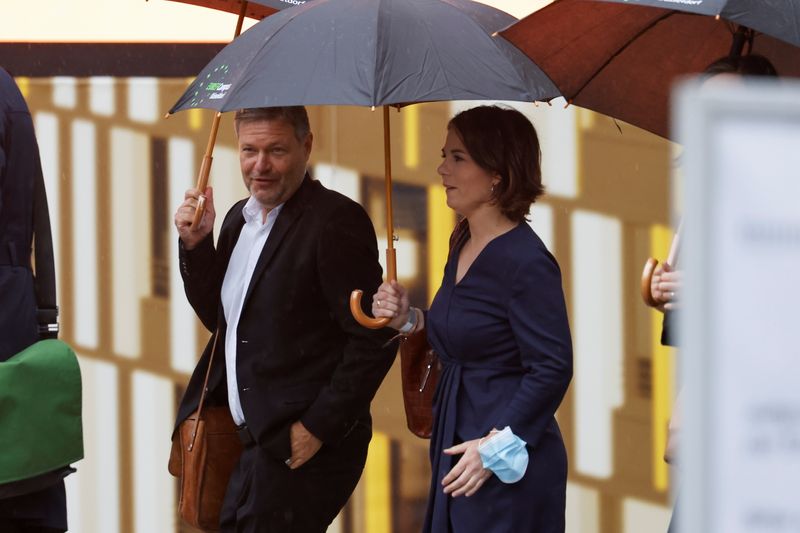 &copy; Reuters. Líderes dos Verdes alemães, Annalena Baerbock e Robert Habeck, chegam para reunião com conservadores em Berlim
05/10/2021 REUTERS/Michele Tantussi