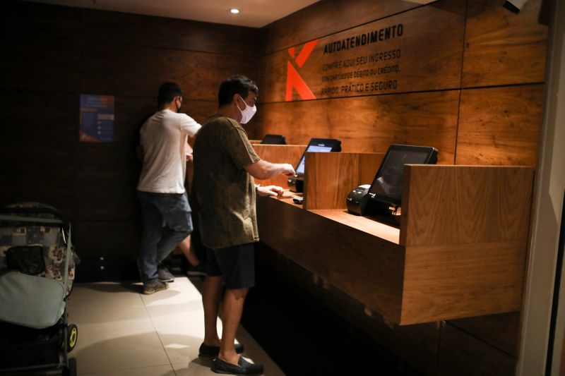 &copy; Reuters. Pessoas compram ingresso na reabertura de cinemas no Rio de Janeiro. REUTERS/Pilar Olivares