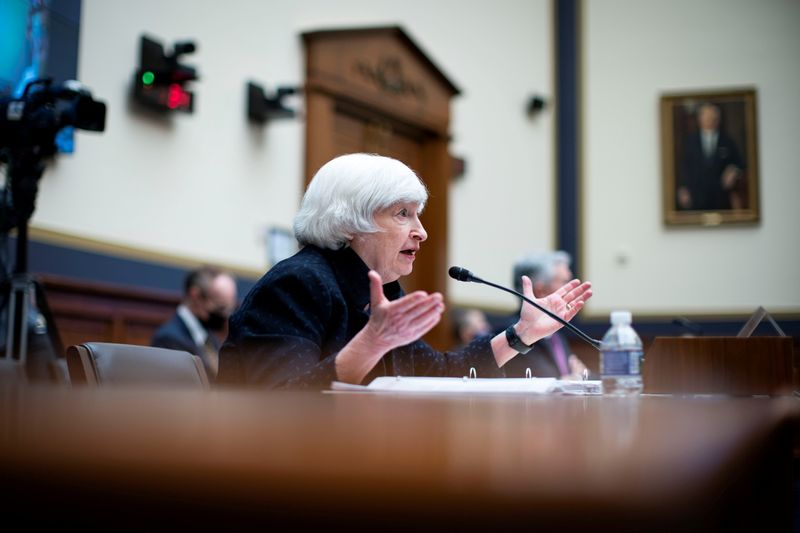 &copy; Reuters. FOTO DE ARCHIVO: La secretaria del Tesoro, Janet Yellen, asiste a la audiencia del Comité de Servicios Financieros de la Cámara de Representantes en Washington, Estados Unidos, 30 de septiembre de 2021. REUTERS/Al Drago