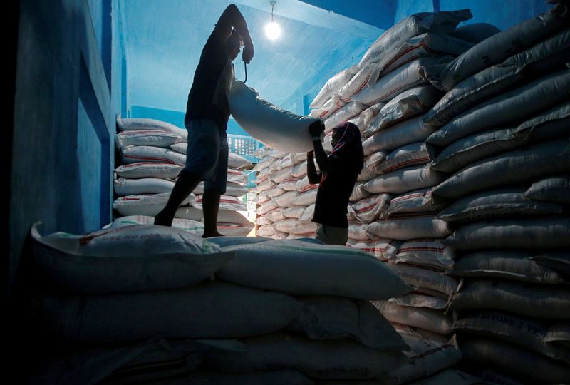 &copy; Reuters. Foto de archivo. Trabajadores trasladan sacos de azúcar en una bodega en Calcuta. India, Febrera 1, 2018. REUTERS/Rupak De Chowdhuri/File Photo