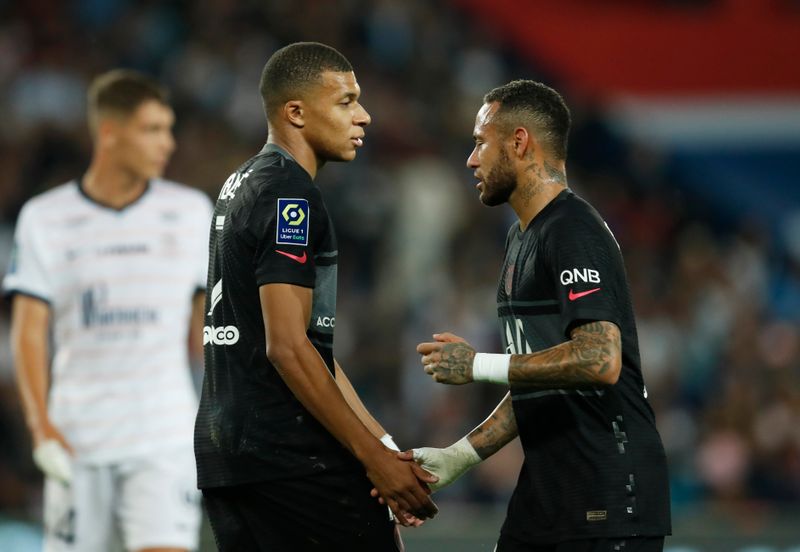 &copy; Reuters. Kylian Mbappé e Neymar durante partida do Paris St Germain contra o Montpellier pelo Campeonato Francês
25/09/2021 REUTERS/Gonzalo Fuentes