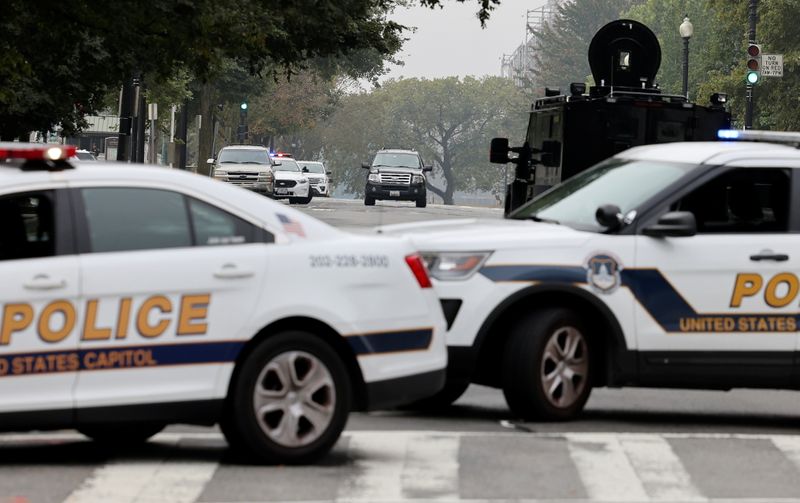 &copy; Reuters. سيارات شرطة الكابيتول الأمريكية تغلق شارعا  لتحري أمر مركبة مشبوهة أمام المحكمة العليا في واشنطن يوم الثلاثاء. تصوير: إيفيلين هوكستاين - روي