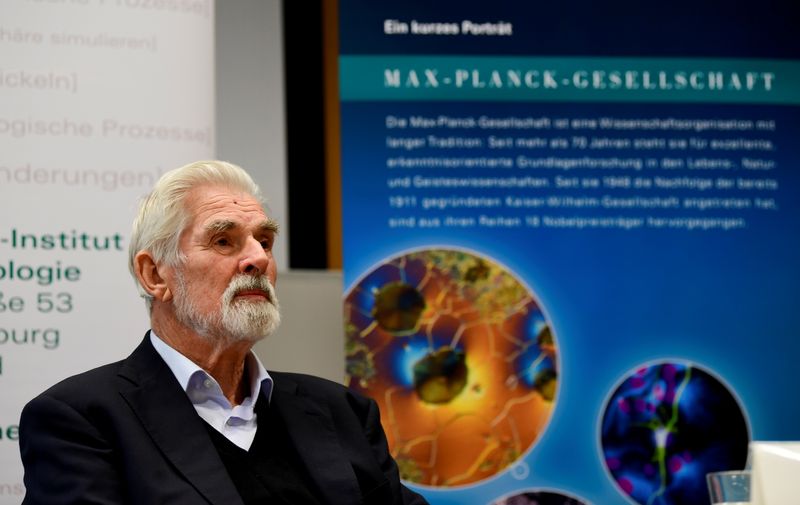 © Reuters. German Klaus Hasselmann looks on as he attends the media after winning the 2021 Nobel Prize in Physics at the Max Planck Institute in Hamburg, Germany, October 5, 2021. Scientists Syukuro Manabe, Klaus Hasselmann and Giorgio Parisi won the 2021 Nobel Prize for Physics for their 