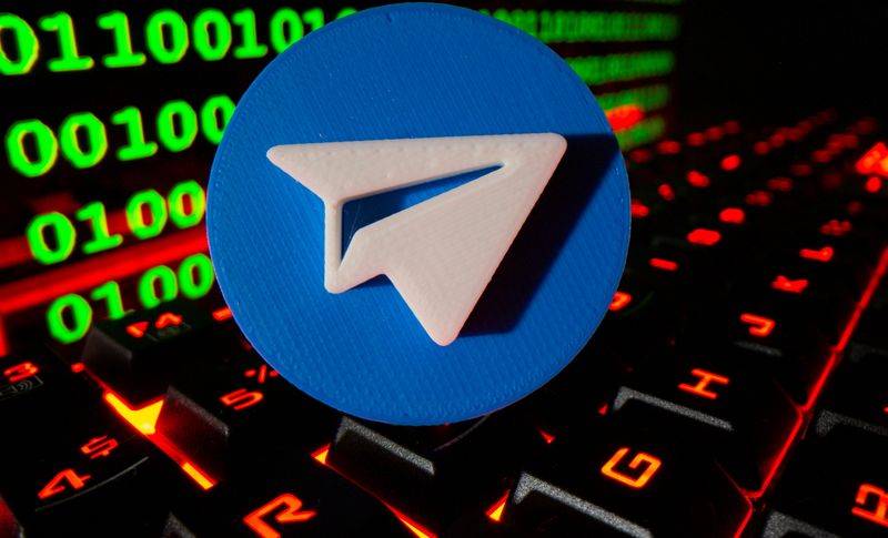 &copy; Reuters. A 3D printed Telegram logo is pictured on a keyboard in front of binary code in this illustration taken September 24, 2021. REUTERS/Dado Ruvic/Illustration