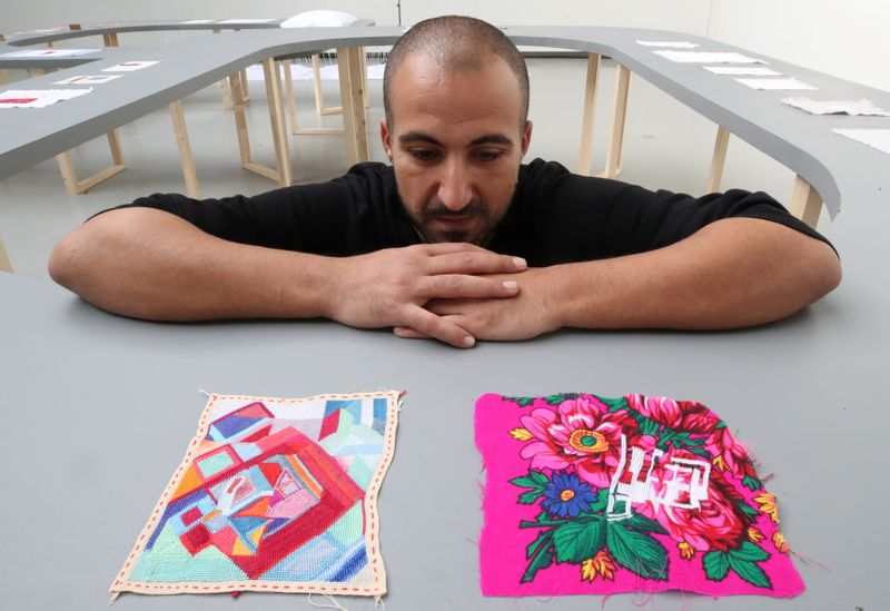 &copy; Reuters. الفنان الفلسطيني مجد عبد الحميد، في صورة لرويترز في معرضه في بروكسل عاصمة بلجيكا يوم الثلاثاء. تصوير: إيف هيرمان - رويترز.