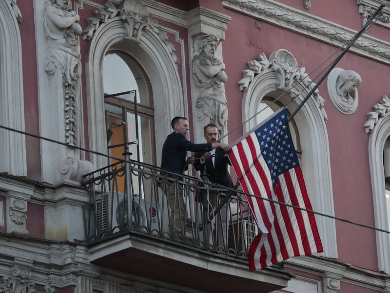 &copy; Reuters. موظفان ينزلان العلم الأمريكي من على مقر القنصلية الأمريكية العامة في مدينة سان بطرسبرج في روسيا. صورة من أرشيف رويترز.