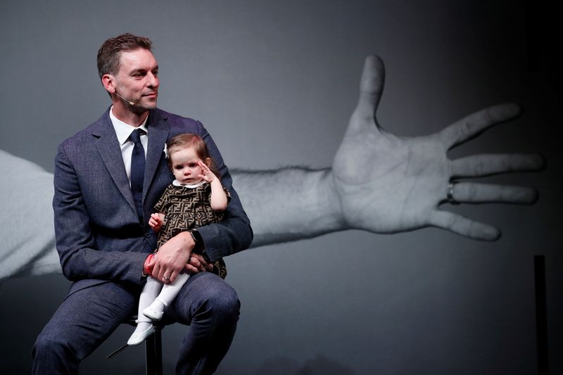 &copy; Reuters. Pau Gasol com a filha no colo durante entrevista coletiva para anunciar sua aposentadoria do basquete
05/10/2021 REUTERS/Albert Gea