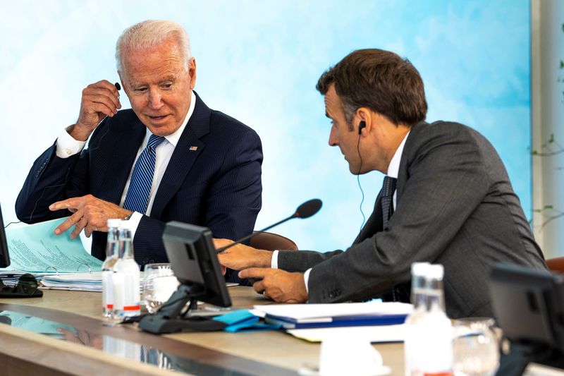 © Reuters. FILE PHOTO: U.S. President Joe Biden talks with French President Emmanuel Macron at the final session of the G7 summit in Carbis Bay, Cornwall in Britain, June 13, 2021.  Doug Mills/Pool via REUTERS