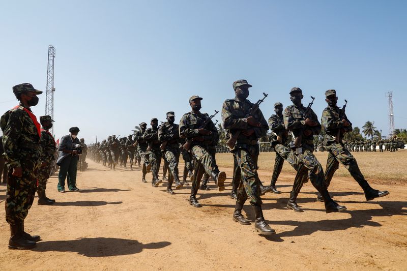 &copy; Reuters. جنود في موزامبيق يسيرون أثناء احتفالات بعيد القوات المسلحة في بيمبا بموزامبيق يوم 25 سبتمبر أيلول 2021. تصوير: باز راتنر - رويترز.