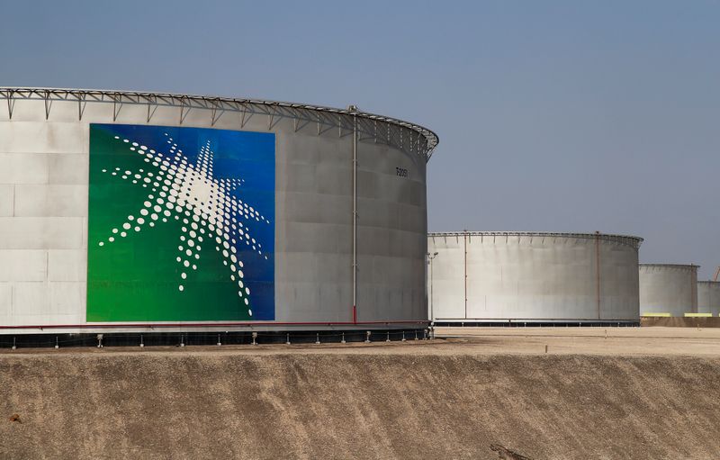 &copy; Reuters. شعار شركة أرامكو السعودية على صهريج لتخزين النفط في أبقيق بالسعودية. صورة من أرشيف رويترز.