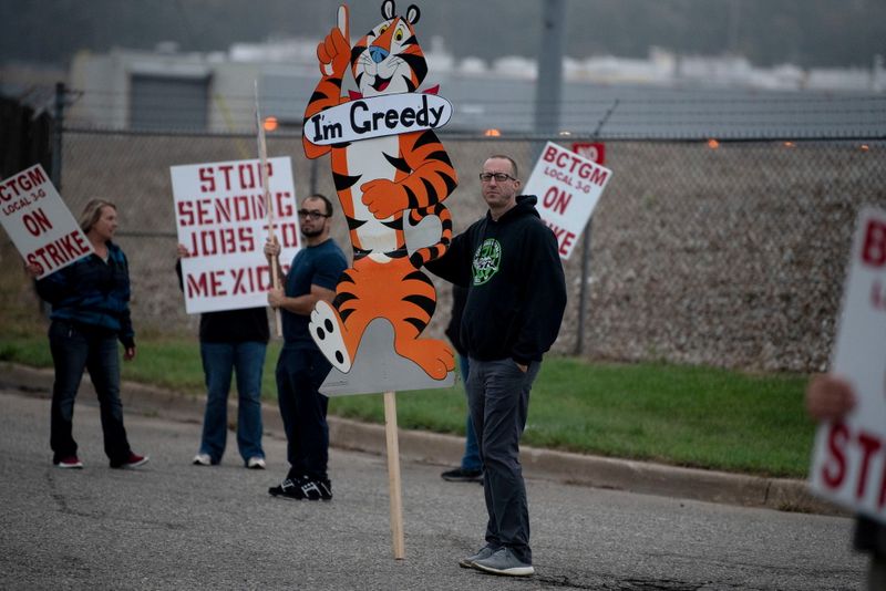 © Reuters. First shift worker Travis Huffman joins other BCTGM Local 3G union members in a strike against Kellogg Co. at the Kellogg's plant on Porter Street in Battle Creek, Michigan, U.S., October 5, 2021. Alyssa Keown/Battle Creek Enquirer/USA Today Network via REUTERS