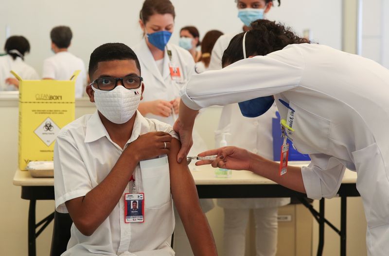 &copy; Reuters. Profissional de saúde é vacinado contra Covid-19 em São Paulo
28/01/2021
REUTERS/Amanda Perobelli