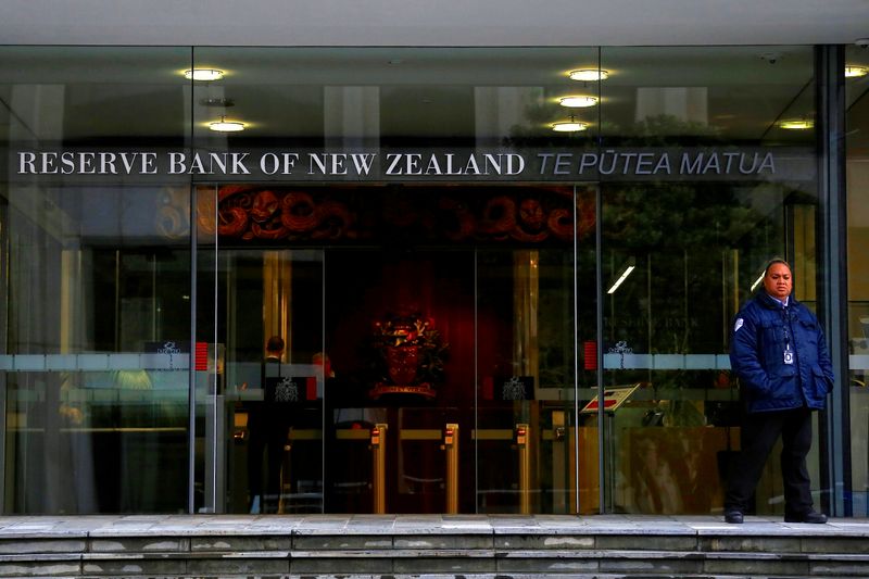 &copy; Reuters. ニュージーランド準備銀行（中央銀行）は６日、政策金利を２５ベーシスポイント（ｂｐ）引き上げ、０．５０％にした。写真は、同銀の玄関周辺。2017年7月3日に撮影。（2021年　ロイター