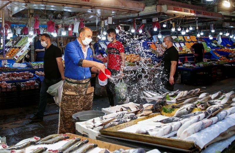 &copy; Reuters. 　１０月６日、ロイターの集計によると、新型コロナウイルスの感染者は世界全体で２億３５９３万人を超え、死者は５０２万２９６５人となった。写真はアンカラで５月撮影（２０２１年