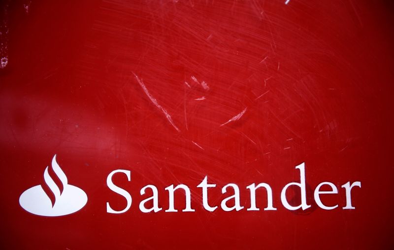&copy; Reuters. FOTO DE ARCHIVO: El logotipo del banco Santander en una sucursal en el centro de Madrid, España, 3 de febrero de 2015. REUTERS/Andrea Comas